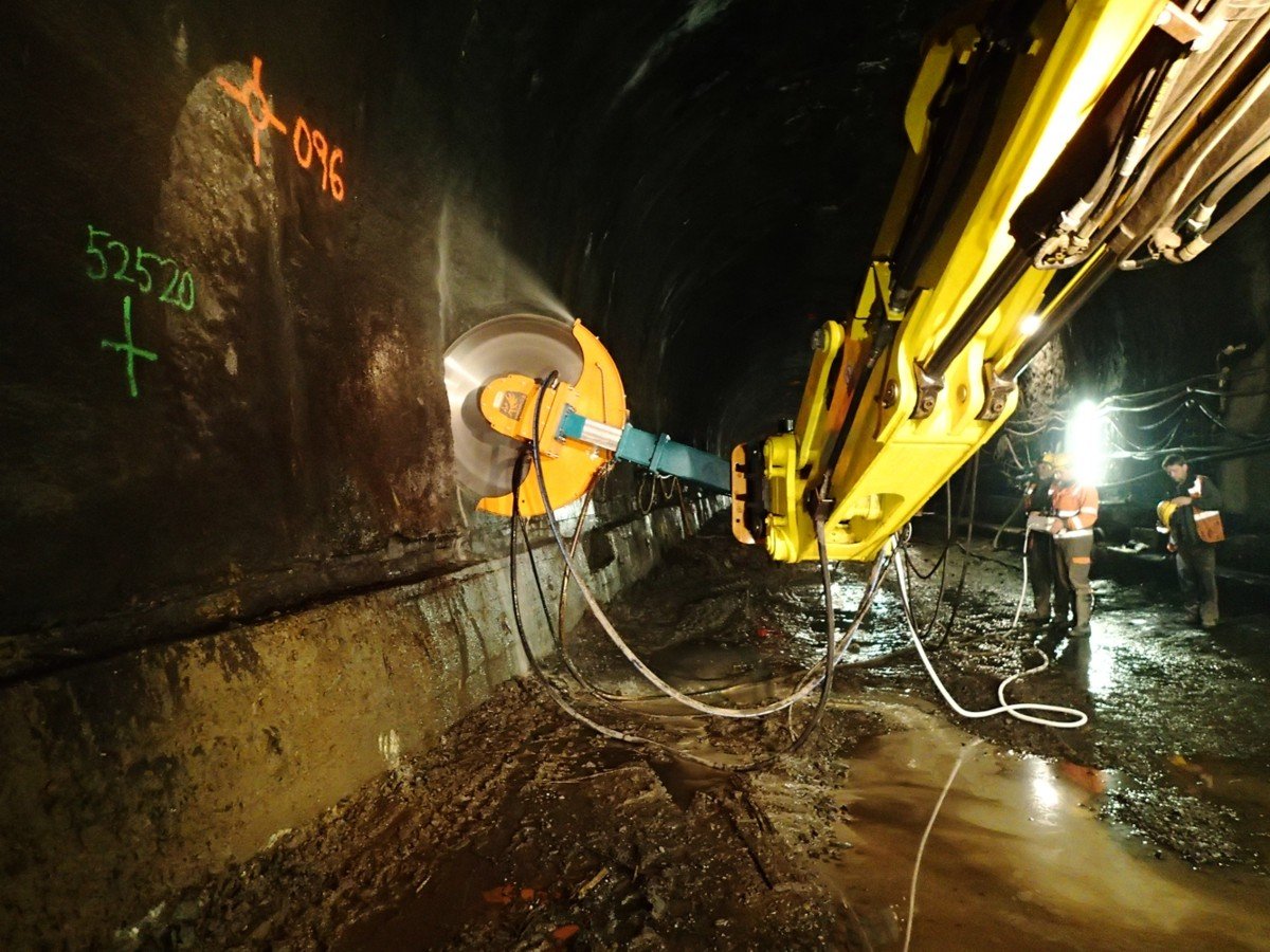 D4HS high speed diamond rocksaw on tilting, rotating telescopic arm for cutting tunnel walls